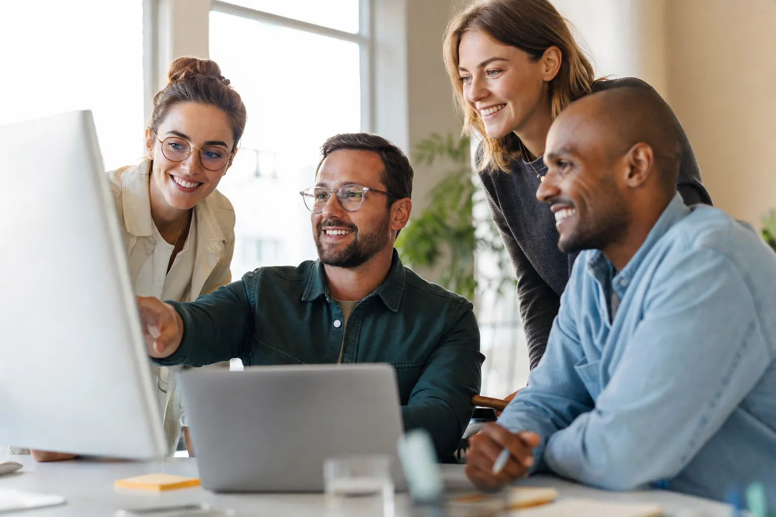 Team arbeitet gemeinsam und zufrieden mit dem Flow Office CRM