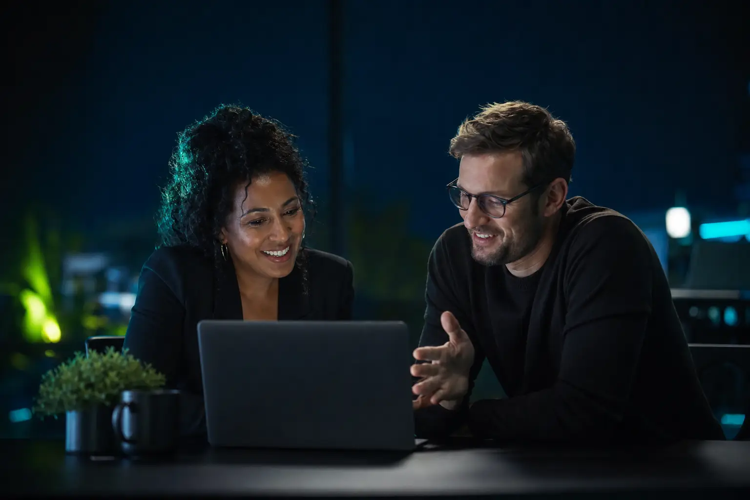 Persönliche Beratung bei Flow Office – Team im Gespräch am Laptop